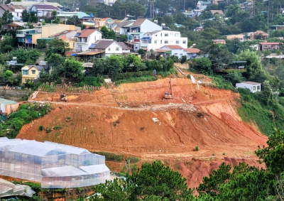 Sống thấp thỏm bên dự án Thung lũng hoa Đà Lạt