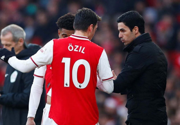 Arsenal và bi kịch mang tên Mesut Ozil