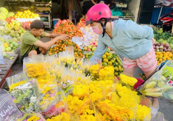 Sắp hết ngày “mùng”, giá một số mặt hàng vẫn còn cao