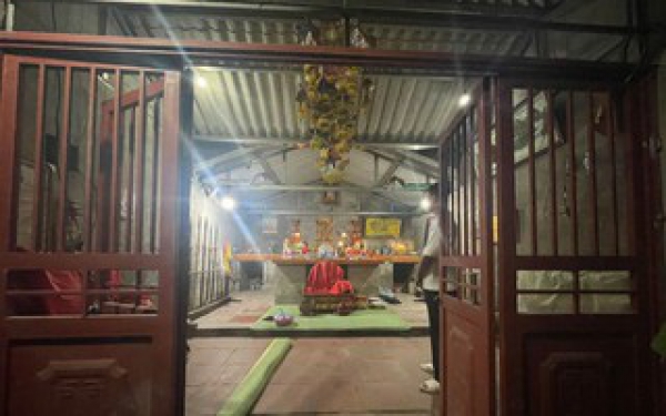 Đến điện thờ nhờ giải b&ugrave;a, c&ocirc; g&aacute;i 18 tuổi bị hiếp d&acirc;m