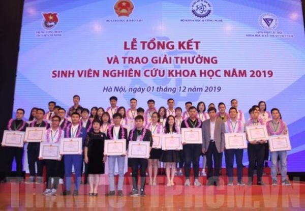 Trao giải thưởng sinh viên nghiên cứu khoa học năm 2019