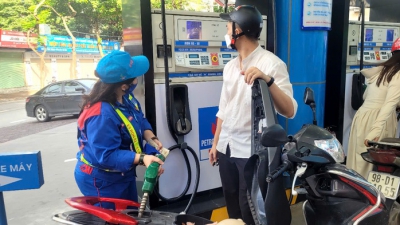 Chiều nay, gi&aacute; xăng dầu tăng mạnh tới gần 8.500 đồng/l&iacute;t, dầu diesel l&ecirc;n tr&ecirc;n 30.000 đồng/l&iacute;t