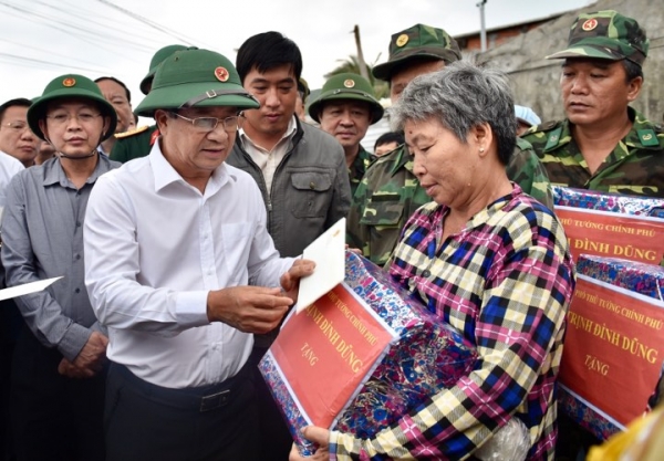 Phó Thủ tướng Trịnh Đình Dũng kiểm tra công tác ứng phó bão