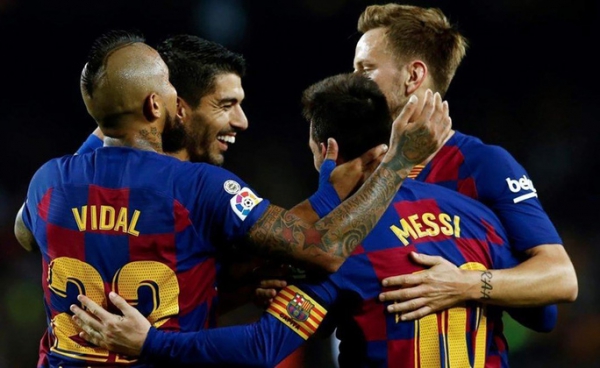 Tượng đài Barcelona rung lắc