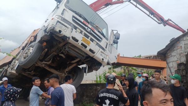 Xe bơm bê tông bị lật, 2 công nhân thương vong