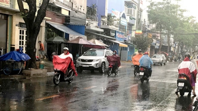 Mưa, giông bao trùm các khu vực trong cả nước