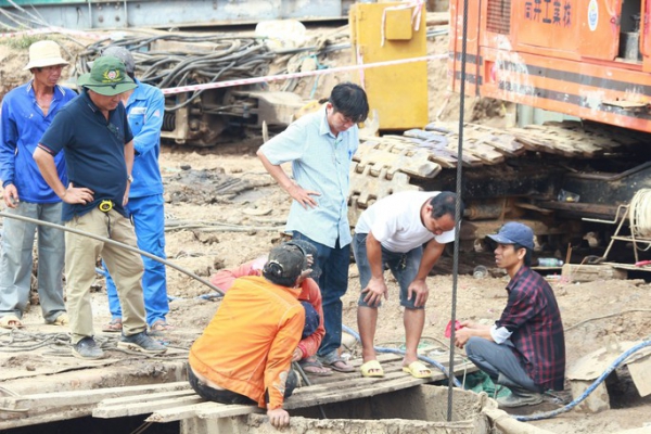 Vụ bé trai lọt vào trụ bê-tông: Đã tìm được phương án khả thi