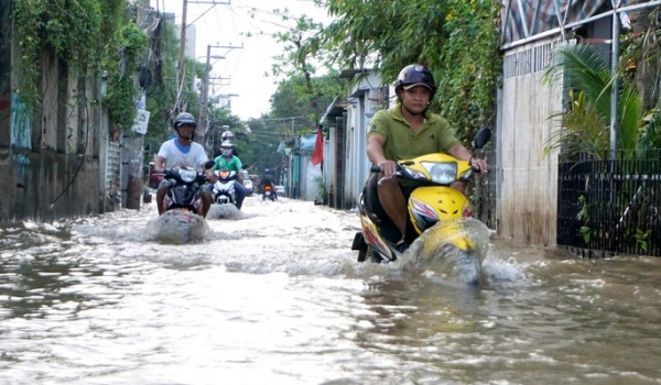 TP HCM: Ngàn người đang vật vã &quot;bơi&quot; giữa phố để về nhà