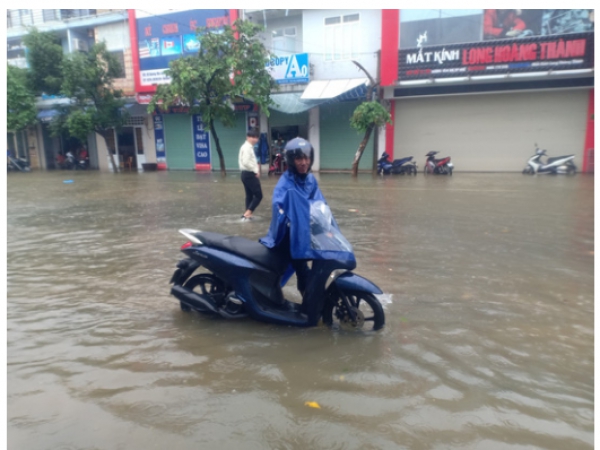 Huế- Quảng Trị: Lũ lớn quay lại, người dân bì bõm trong biển nước