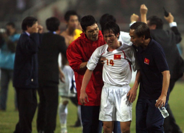 Nhà vô địch AFF Cup 2008 tiết lộ sự thật vụ &#039;quỳ lạy xin rời ĐTVN&#039;