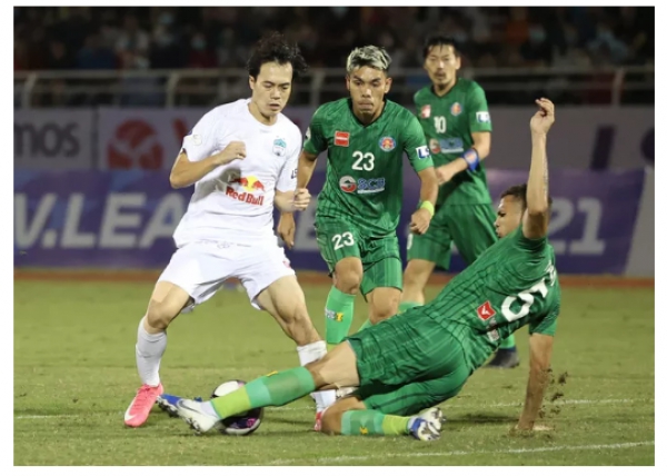 V-League: Các &quot;ông lớn&quot; ngã ngựa lượt đầu