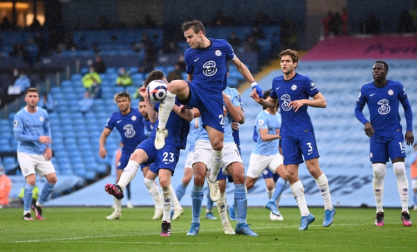 Thua ngược Chelsea ngỡ ngàng, Man City hoãn ngày vui vô địch