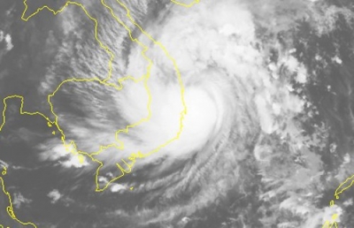 Tâm bão số 5 ở ngay trên vùng biển ven bờ các tỉnh Quảng Ngãi-Phú Yên
