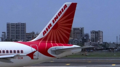 Vòi rồng diệt hàng ngàn con ong cho máy bay Air India cất cánh