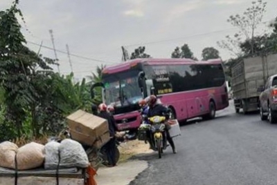 Đi mua quà sinh nhật cho con bị xe khách tông, chồng chết, vợ nguy kịch