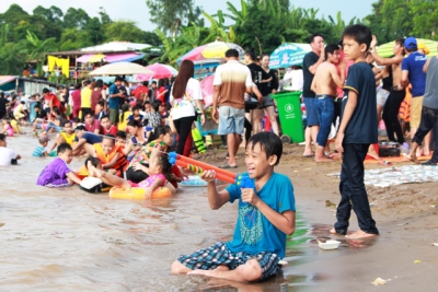 Bãi tắm cồn Long Khánh hút khách dịp Tết Đoan ngọ