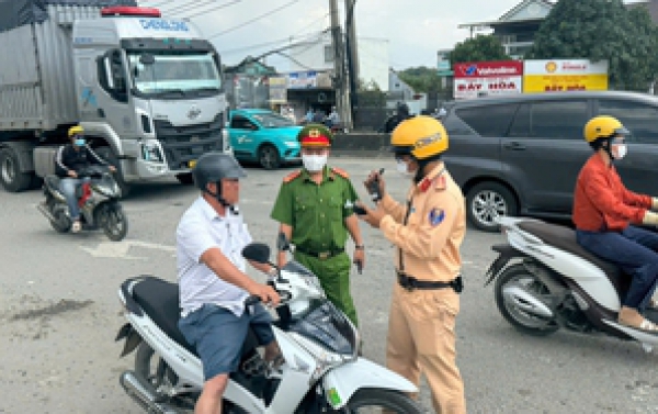 CSGT TP HCM kiểm tra nồng độ cồn, nhiều người say xỉn ph&acirc;n trần &ldquo;uống rất &iacute;t&rdquo;