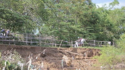 Sạt lở bủa vây ven sông Thạch Hãn, người dân thấp thỏm lo âu