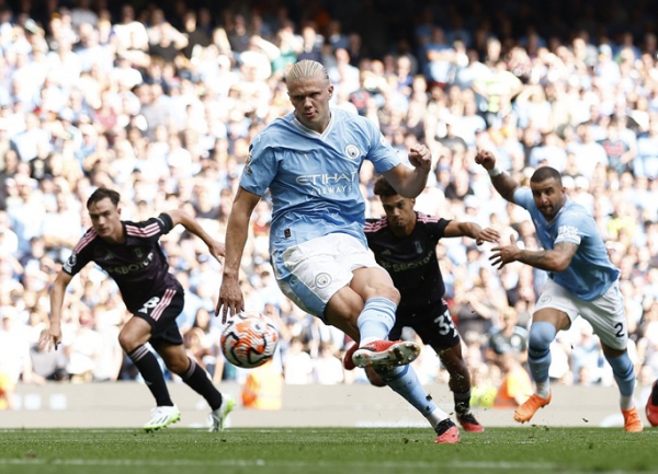 “Quái thú” Haaland lập hat-trick, Man City giật lại ngôi đầu Ngoại hạng