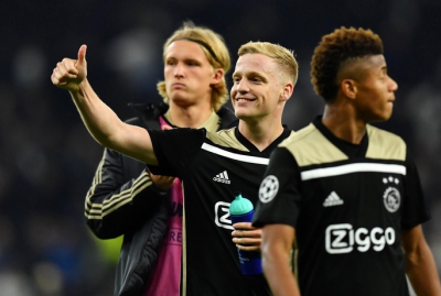 Man United &quot;nổ&quot; bom tấn Van de Beek, quyết giành siêu trung vệ Upamecano