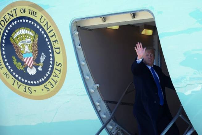 Tổng thống Mỹ Donald Trump lên Air Force One, hướng đến Hà Nội