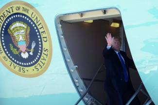 Tổng thống Mỹ Donald Trump lên Air Force One, hướng đến Hà Nội