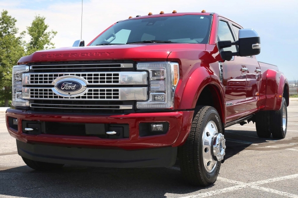 “Khủng long” Ford F-450 dài gần 7 mét vừa cập cảng Việt Nam