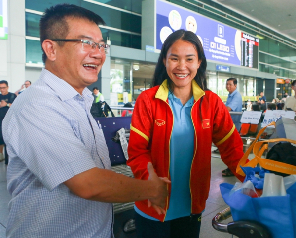 Tuyển nữ Việt Nam về nước, Chương Thị Kiều và đồng đội rạng rỡ trước người hâm mộ