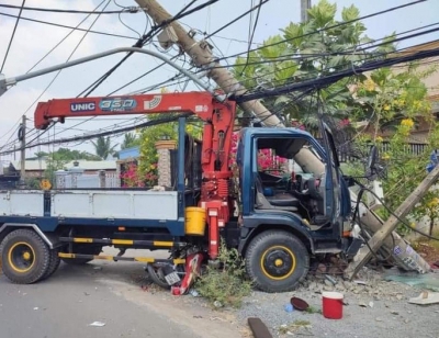 Đồng Nai: Xe cẩu tông 1 người chết, khiến gần 6.400 hộ dân mất điện