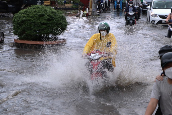 Thấy rõ nỗi khổ sau cơn mưa đầu tuần tại TP Thủ Đức