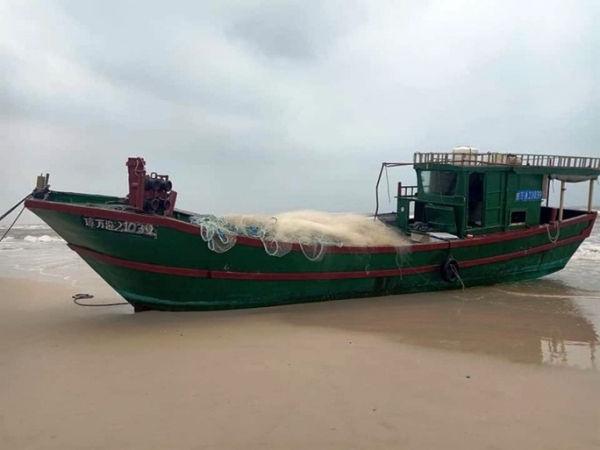 Chiếc tàu &quot;ma&quot;, nghi tàu cá Trung Quốc trôi dạt vào biển Quảng Bình