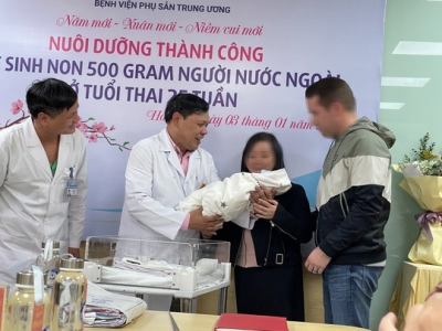 Bé trai người nước ngoài sinh non nặng 500 gr được nuôi dưỡng thành công