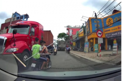 3 thanh thiếu niên cưỡi xe máy, cầm &quot;Thanh Long yển nguyệt đao của Quan Vân Trường&quot; đi đánh nhau