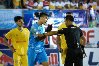 Trọng tài làm nóng V-League