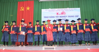 Trường Trung cấp Tháp Mười Trao bằng tốt nghiệp cho 67 học sinh hệ trung cấp năm 2021