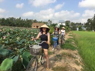 Ph&aacute;t triển du lịch trở th&agrave;nh ng&agrave;nh kinh tế mũi nhọn