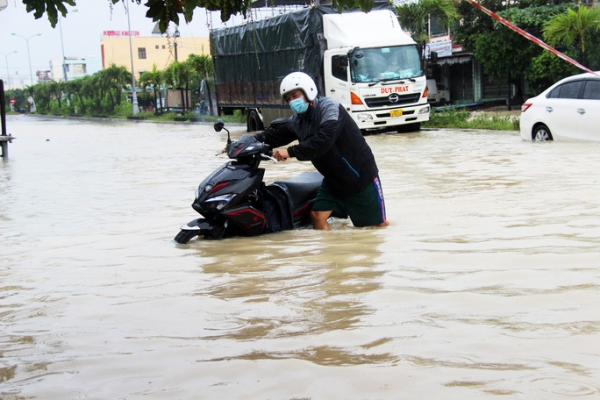 Mưa lớn kéo dài, nhiều nơi ở Bình Định chìm trong biển nước