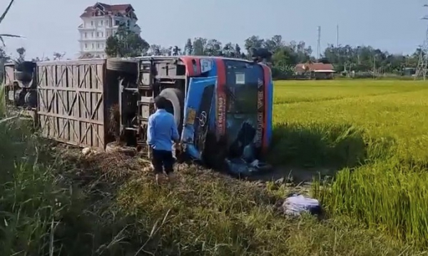 Lật xe khách, tài xế chết tại chỗ