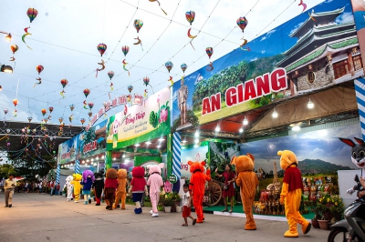 Khai mạc “Ngày hội các sản phẩm tiêu biểu, nổi tiếng 4 tỉnh An Giang, Đồng Tháp, Long An và Tây Ninh”