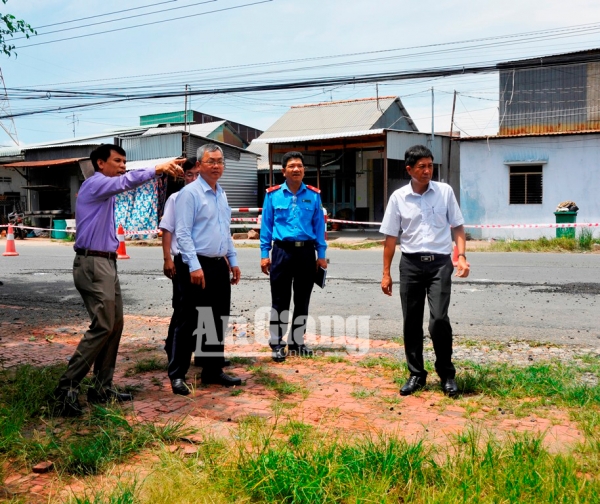 An Giang: Phó Chủ tịch UBND tỉnh Trần Anh Thư khảo sát tình hình sạt lở trên tuyến QL91