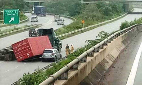 Kinh hoàng container đè ô tô trên cao tốc Long Thành - Dầu Giây