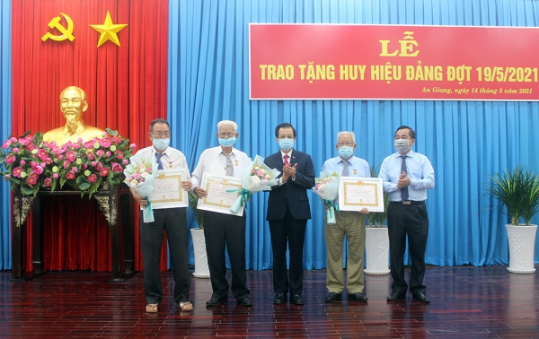 Ban Thường vụ Tỉnh ủy An Giang trao huy hiệu Đảng đợt 19-5-2021