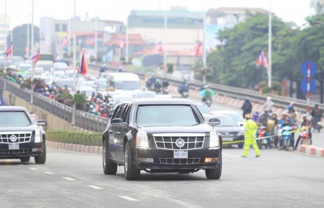 Chuyên xa &quot;Quái thú&quot; của Tổng thống Donald Trump chạy về Hà Nội