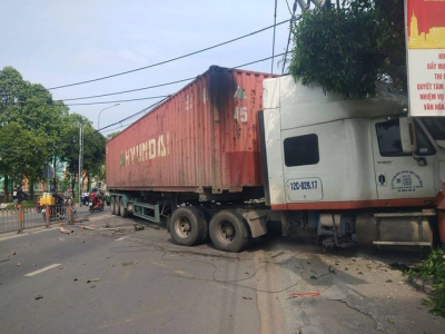 Kinh hoàng xe container &quot;san phẳng&quot; dải phân cách rồi lao vào cửa hàng ở TP HCM