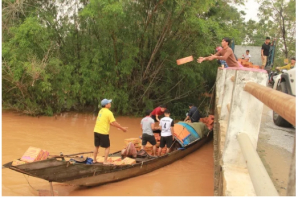 Lũ lên làm sập nhà lúc rạng sáng, khiến mẹ gãy tay và con gái 2 tuổi tử vong