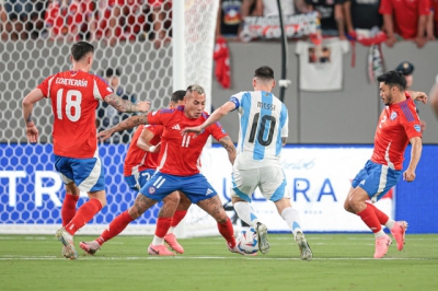 Copa America: Martinez toả sáng, Messi và đồng đội giành vé đầu tiên vào tứ kết