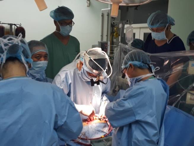 Quả tim vận chuyển từ H&agrave; Nội v&agrave;o Huế, đ&atilde; gh&eacute;p th&agrave;nh c&ocirc;ng