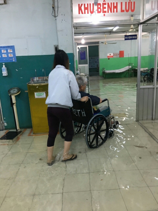 TP HCM: Bệnh viện ngập sâu, bác sĩ lội nước cấp cứu bệnh nhân