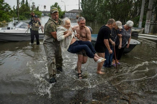 Sau vụ vỡ đập, tổng thống Ukraine “sốc vì không được giúp đỡ”.