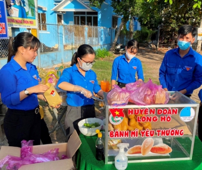 Ấm áp tình người từ tủ &quot;Bánh mì yêu thương&quot;